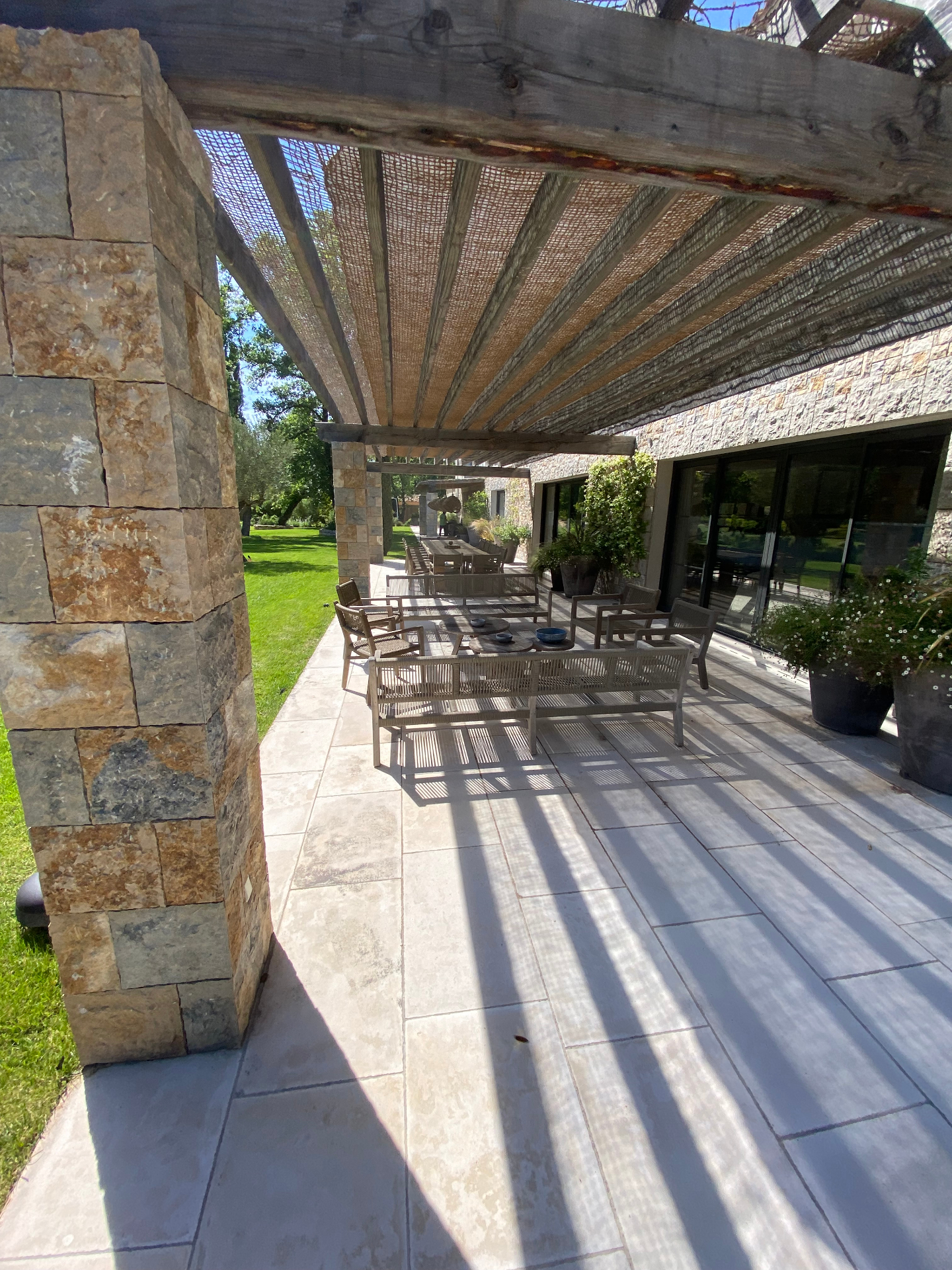 Terrasse en pierre nettoyée haute pression